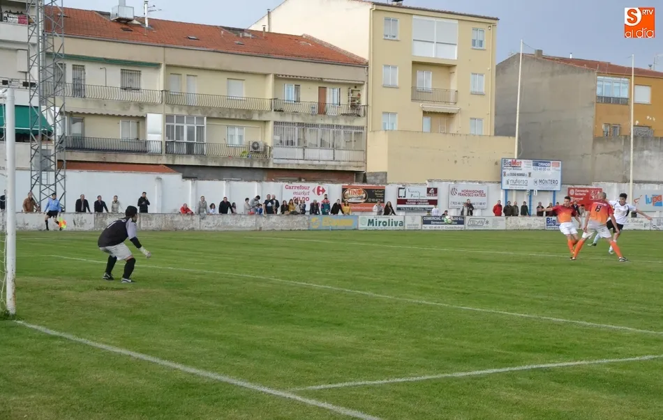Foto 5 - El Ciudad Rodrigo regala a las madres una victoria tras un mes de disgustos  
