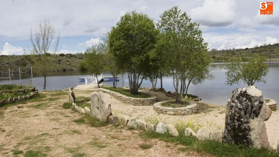 El Rocoso también cuenta con un pequeño pantalán permite el atraque de piraguas o kayak