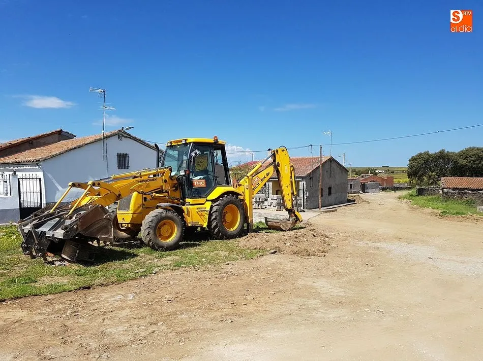 Las máquinas de obra ya preparan las calles Huertas y Larga para su asfaltado en Cabezuela