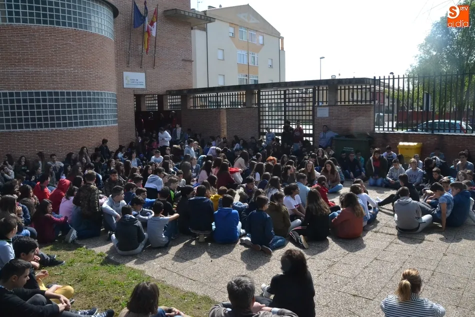 Foto 11 - El IES Fray Diego Tadeo guarda un minuto de silencio en repulsa a la sentencia contra La Manada  