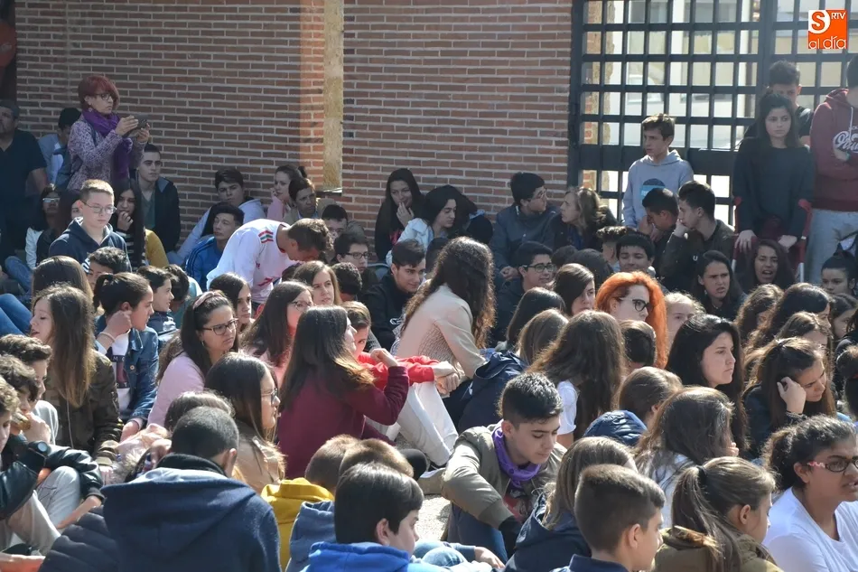 Foto 9 - El IES Fray Diego Tadeo guarda un minuto de silencio en repulsa a la sentencia contra La Manada  