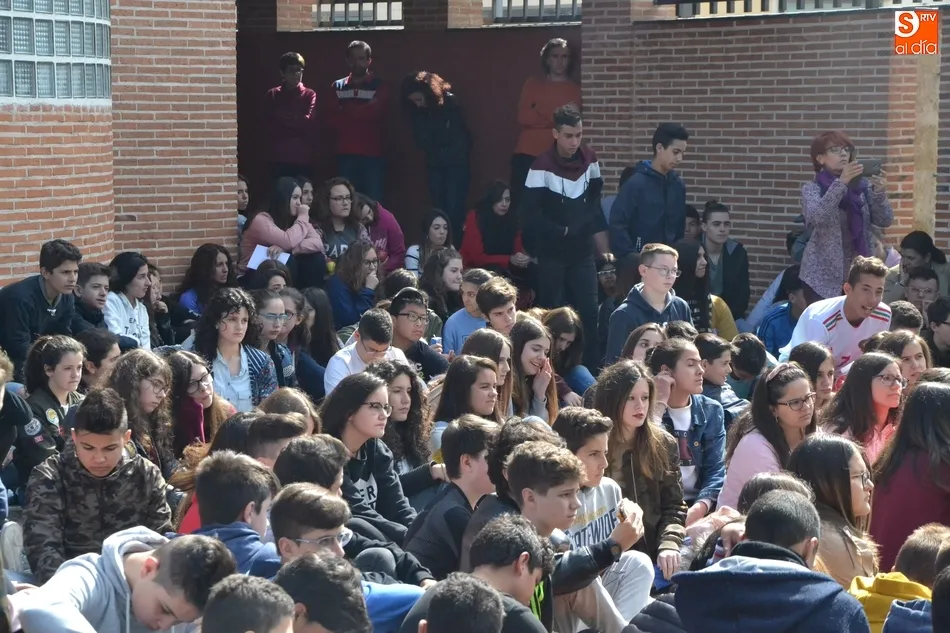 Foto 8 - El IES Fray Diego Tadeo guarda un minuto de silencio en repulsa a la sentencia contra La Manada  