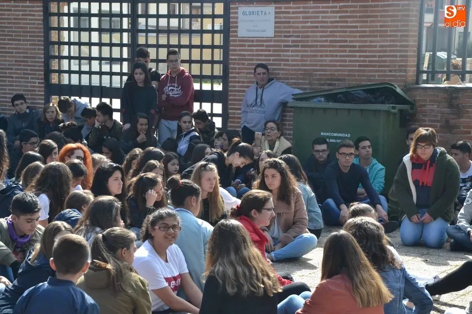 Foto 10 - El IES Fray Diego Tadeo guarda un minuto de silencio en repulsa a la sentencia contra La Manada  