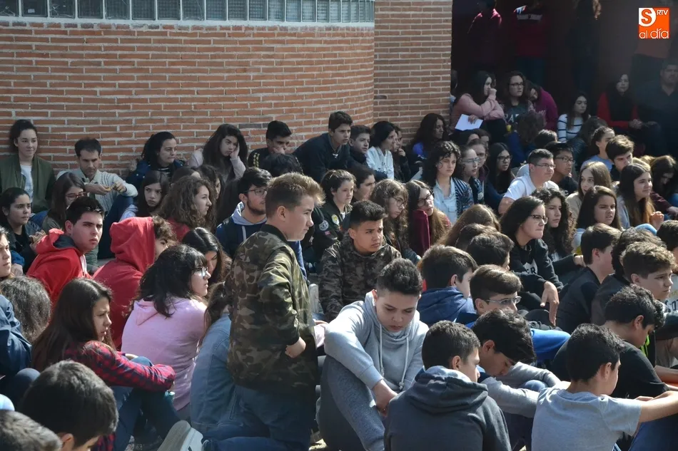 Foto 7 - El IES Fray Diego Tadeo guarda un minuto de silencio en repulsa a la sentencia contra La Manada  