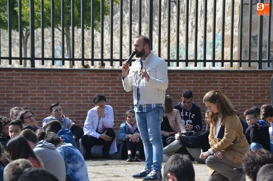 Foto 5 - El IES Fray Diego Tadeo guarda un minuto de silencio en repulsa a la sentencia contra La Manada  