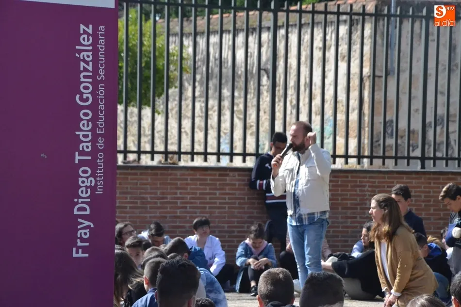 Foto 3 - El IES Fray Diego Tadeo guarda un minuto de silencio en repulsa a la sentencia contra La Manada  