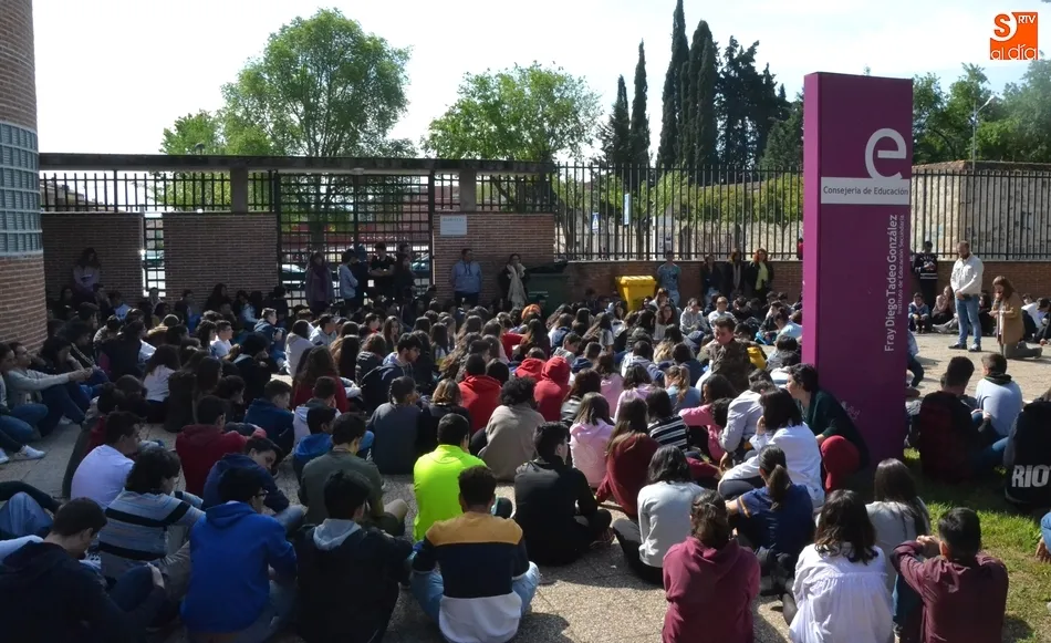 Foto 2 - El IES Fray Diego Tadeo guarda un minuto de silencio en repulsa a la sentencia contra La Manada  
