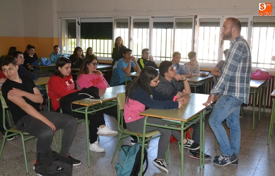Foto 3 - Entreculturas conciencia a los alumnos del Fray Diego sobre roles de g&eacute;nero y micromachismos  