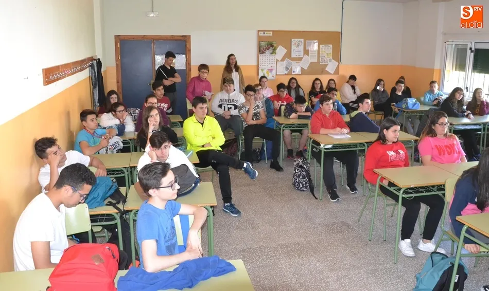 Foto 4 - Entreculturas conciencia a los alumnos del Fray Diego sobre roles de g&eacute;nero y micromachismos  