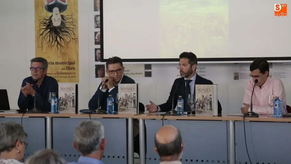 El concejal Julio López y los autores del libro durante la presentación. Foto: Alejandro López