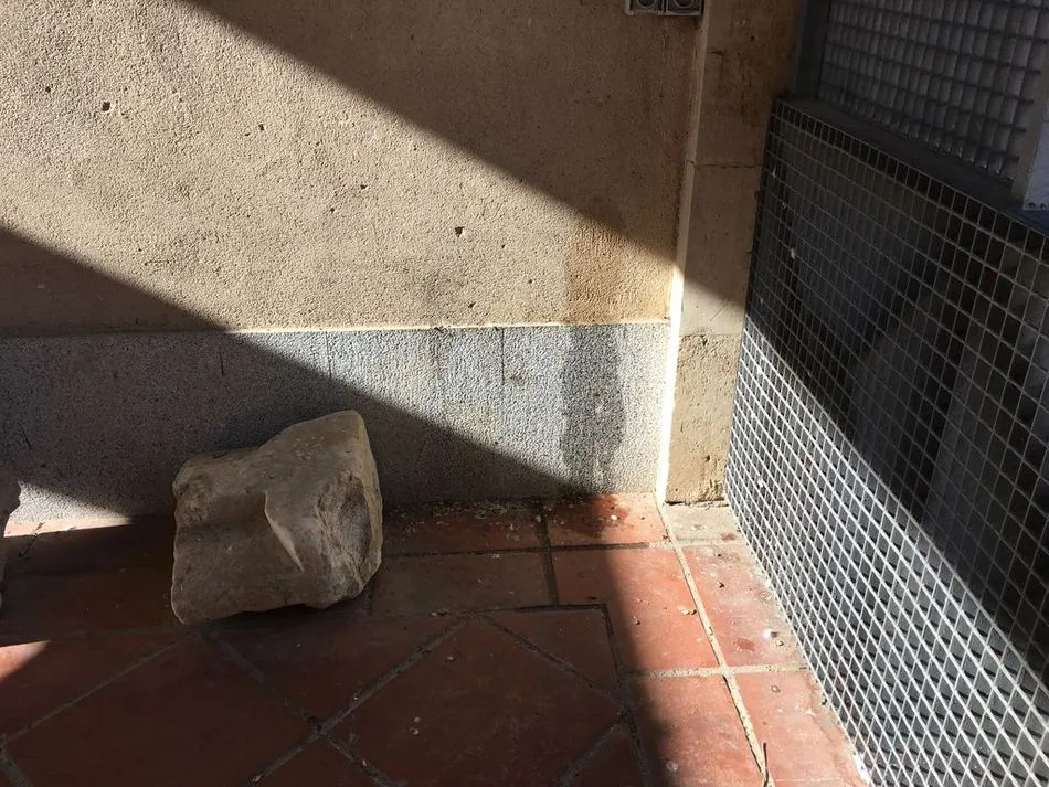 Foto 3 - Se implanta un cartel en ingl&eacute;s en la Cueva de Salamanca con acceso mediante c&oacute;digo QR  