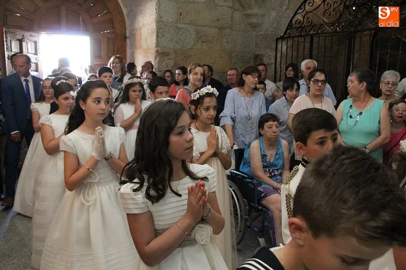 Niños y niñas en su primera comunión en la localidad de Vitigudino