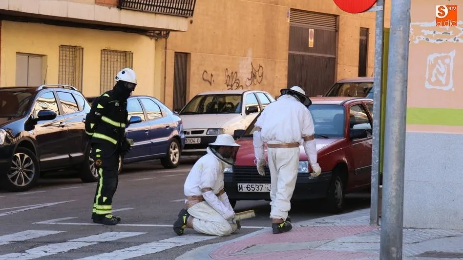 Bomberos actuando en la calle Vid