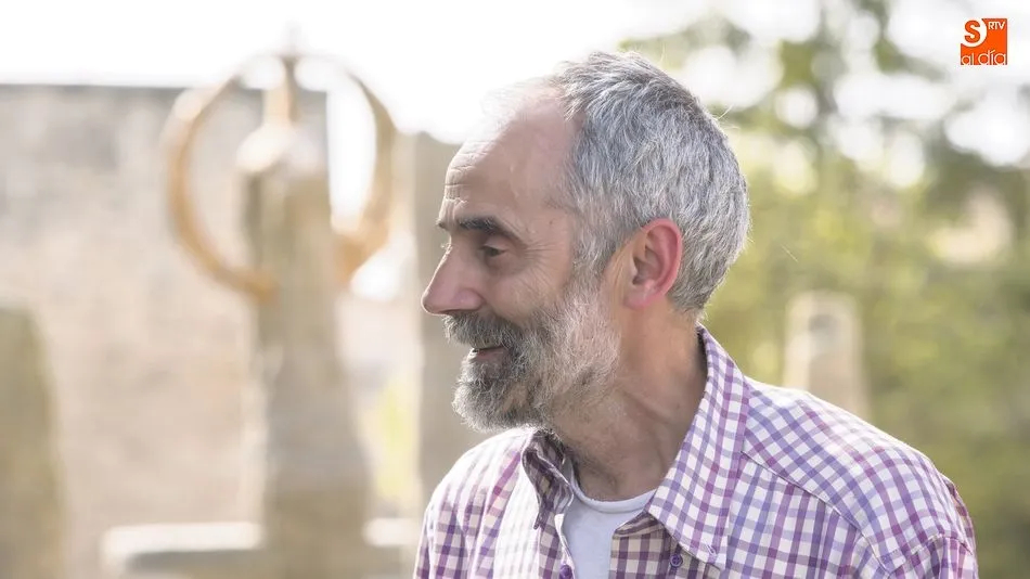 Juan Jesús Delgado es concejal en Monleras, profesor en el IES Ramos del Maznano, de Vitigudino, y un ‘preocupado’ por el futuro del medio rural  |  rep. gráfico: Carmen Borrego