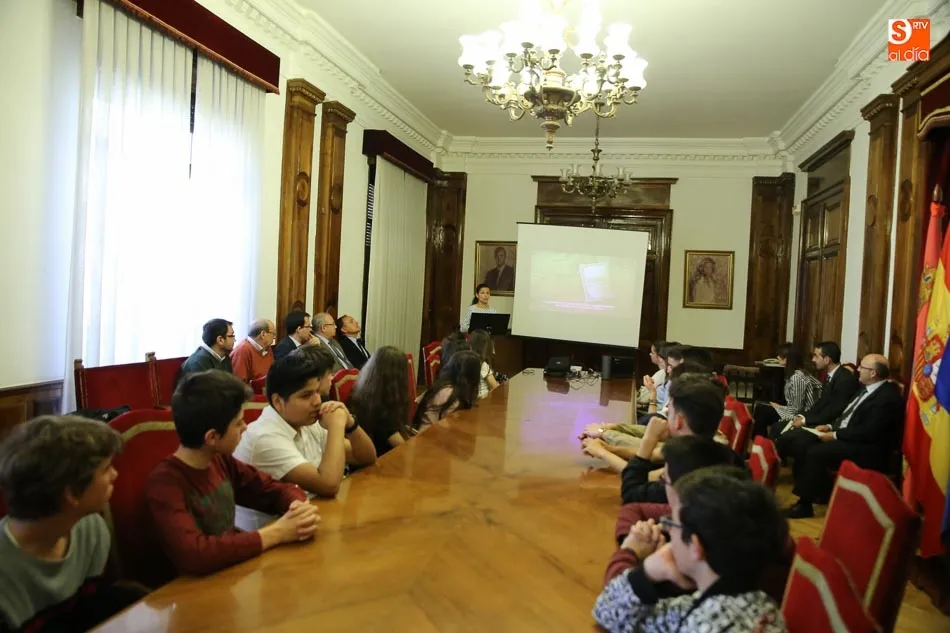 Foto 4 - Escolares salmantinos conocen las instalaciones y tareas de la Subdelegaci&oacute;n del Gobierno