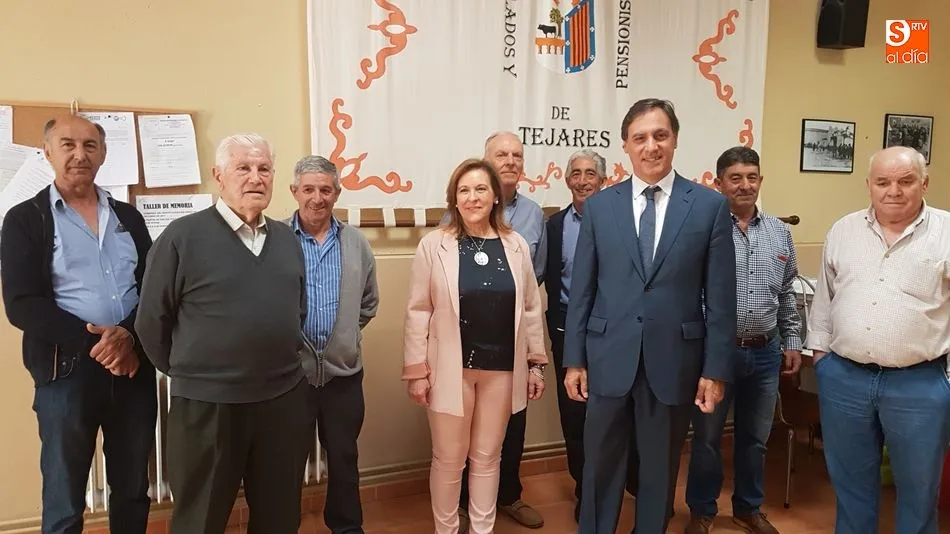 Los concejales Carlos García Carbayo e Isabel Macías, con miembros de la Asociación de Mayores de Tejares