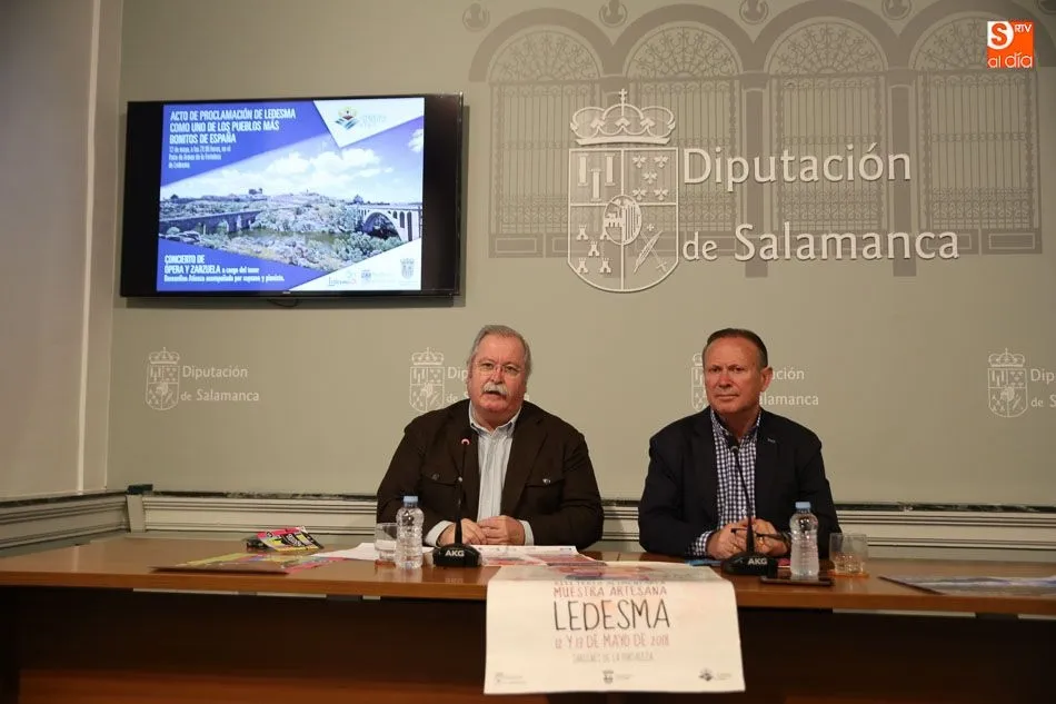 El alcalde, José Prieto, y el diputado Román Hernández han presentado la feria. Foto: Alberto Martín