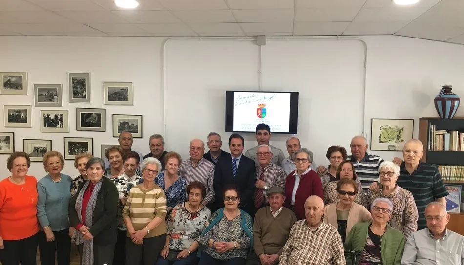 El alcalde, Ángel Molina, y los miembros de la Asociacion de Mayores durante la inauguración