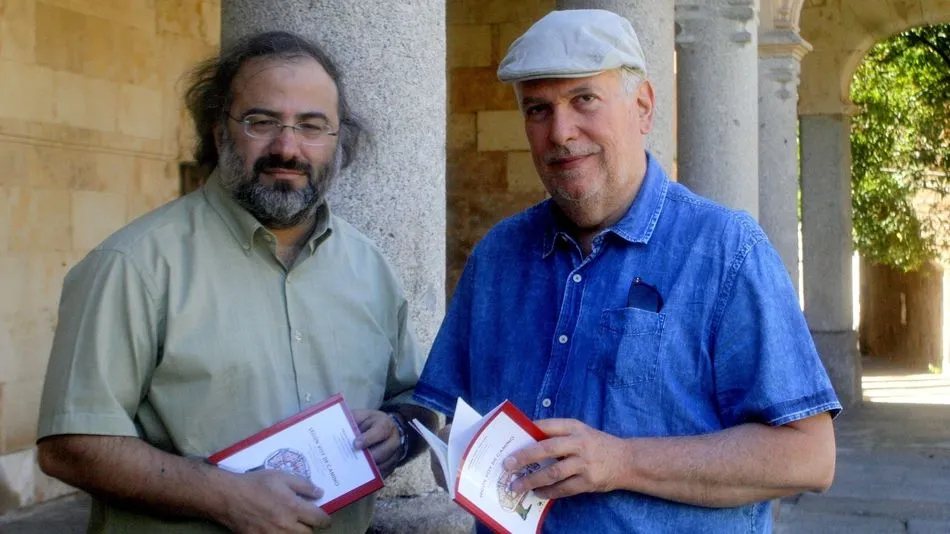 Alencart y Cabrera posando junto al nuevo libro ‘Contar cosas de lo invisible’