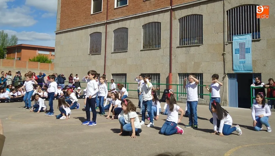 Foto 10 - Bailes en el patio del colegio Padres Trinitarios para celebrar sus fiestas  
