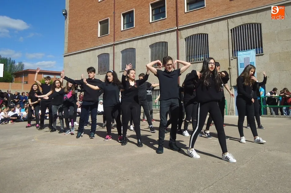 Foto 9 - Bailes en el patio del colegio Padres Trinitarios para celebrar sus fiestas  