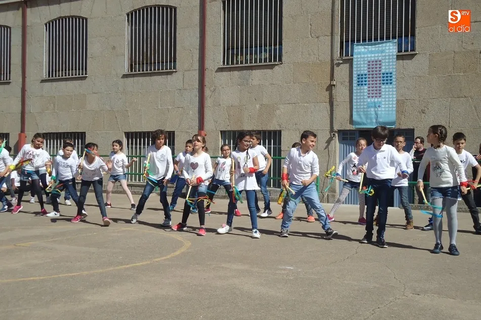 Foto 8 - Bailes en el patio del colegio Padres Trinitarios para celebrar sus fiestas  