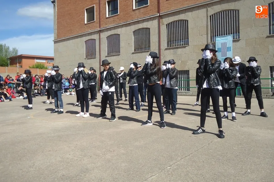 Foto 7 - Bailes en el patio del colegio Padres Trinitarios para celebrar sus fiestas  