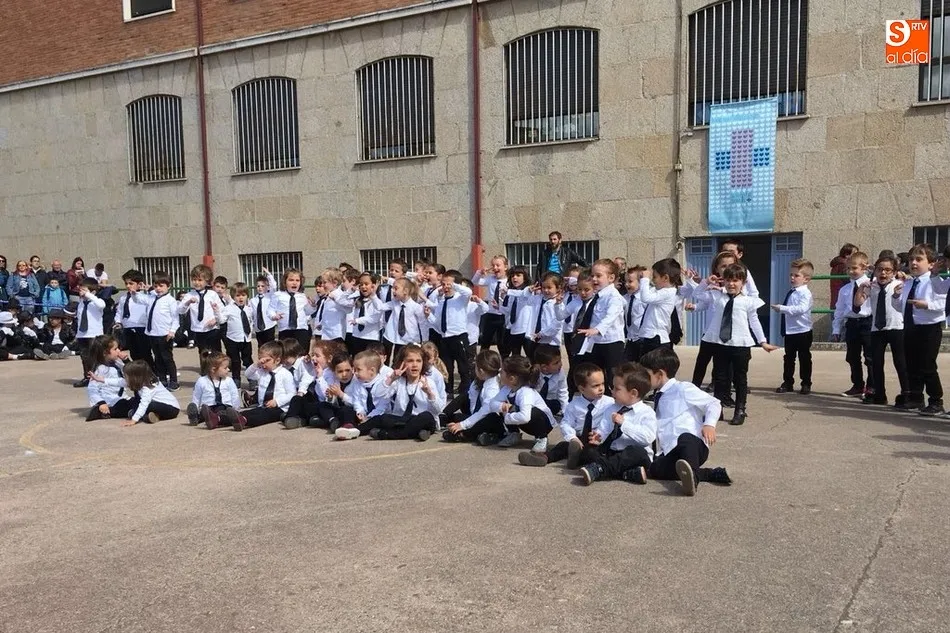 Foto 6 - Bailes en el patio del colegio Padres Trinitarios para celebrar sus fiestas  