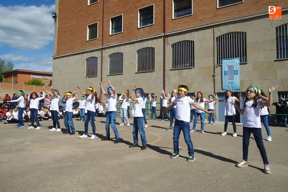 Foto 5 - Bailes en el patio del colegio Padres Trinitarios para celebrar sus fiestas  
