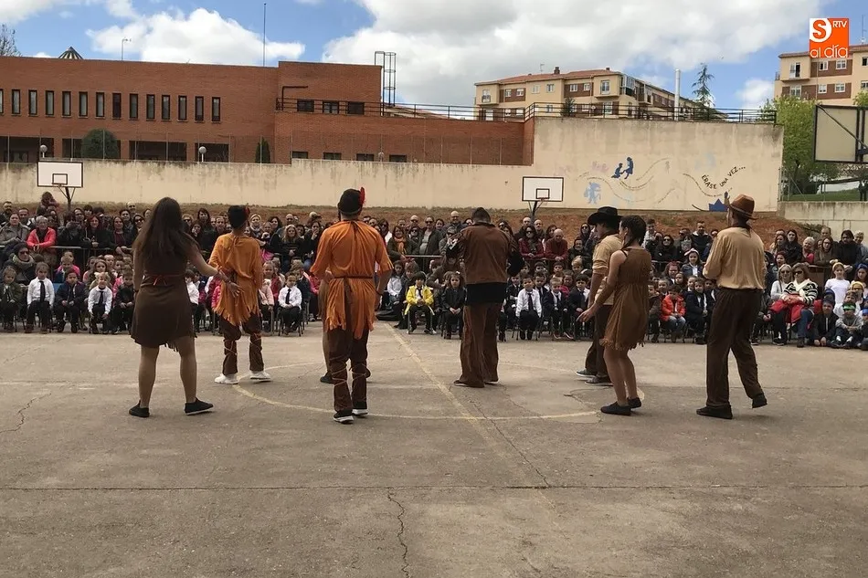 Foto 4 - Bailes en el patio del colegio Padres Trinitarios para celebrar sus fiestas  