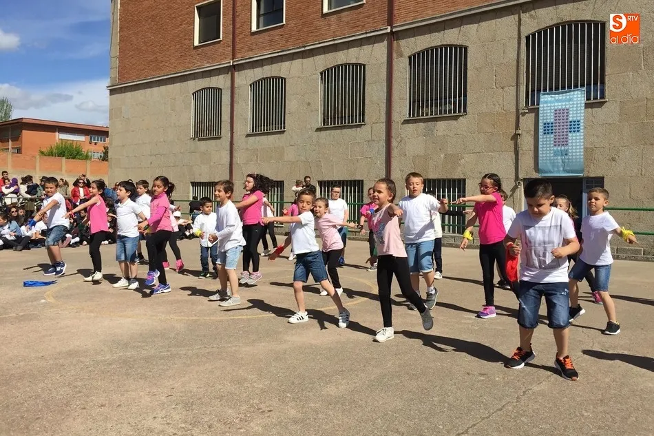 Foto 3 - Bailes en el patio del colegio Padres Trinitarios para celebrar sus fiestas  