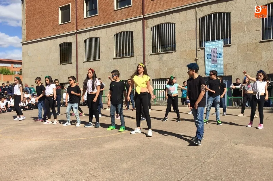 Foto 2 - Bailes en el patio del colegio Padres Trinitarios para celebrar sus fiestas  
