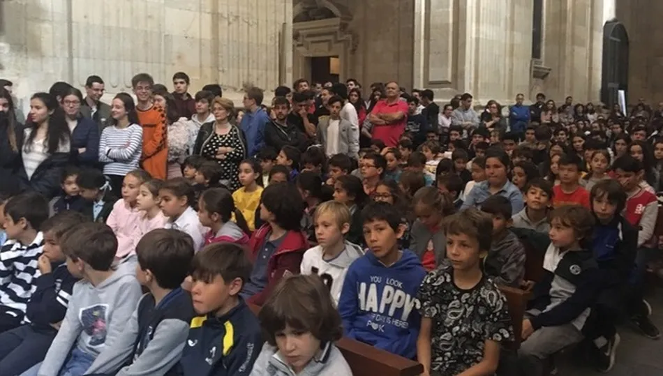 Los alumnos del colegio Marista se suman a la celebración mariana
