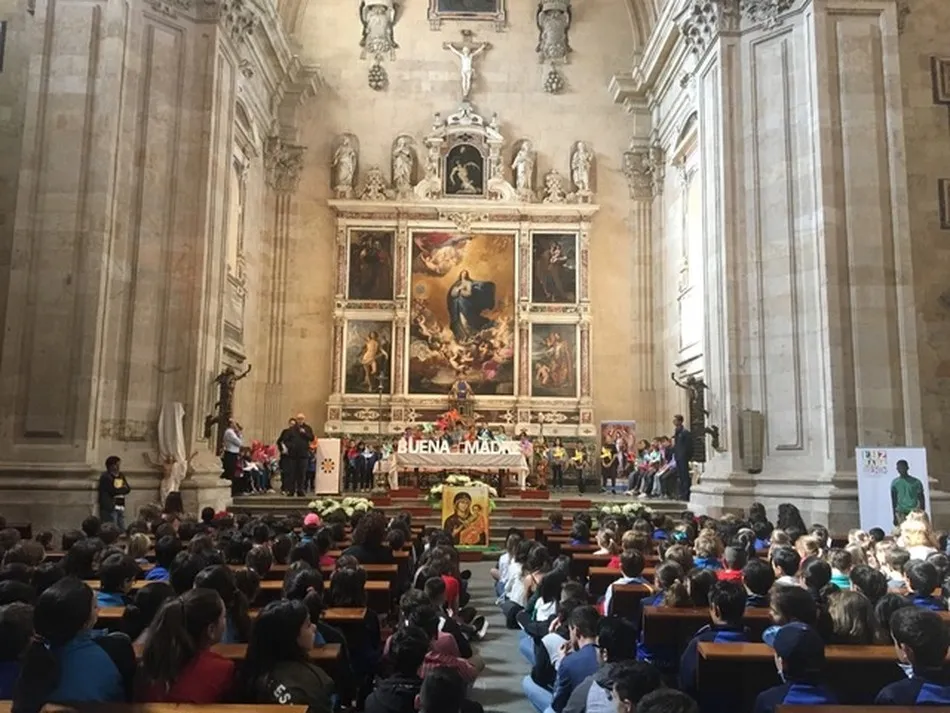 Foto 4 - Los alumnos del colegio Marista se suman a la celebraci&oacute;n mariana
