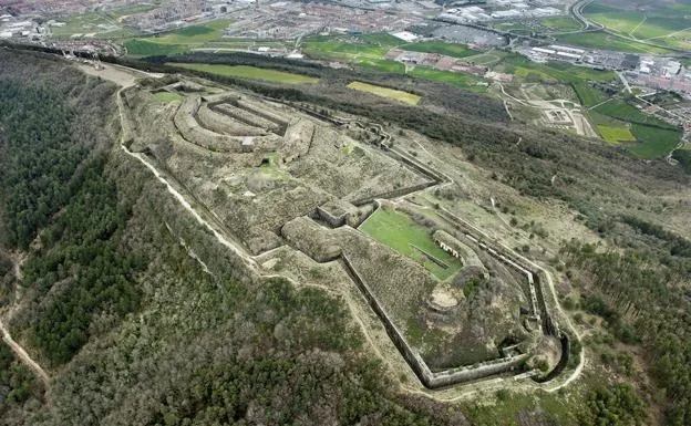 Vista aérea del fuerte de San Cristóbal, de donde huyeron 795 prisioneros en 1938.