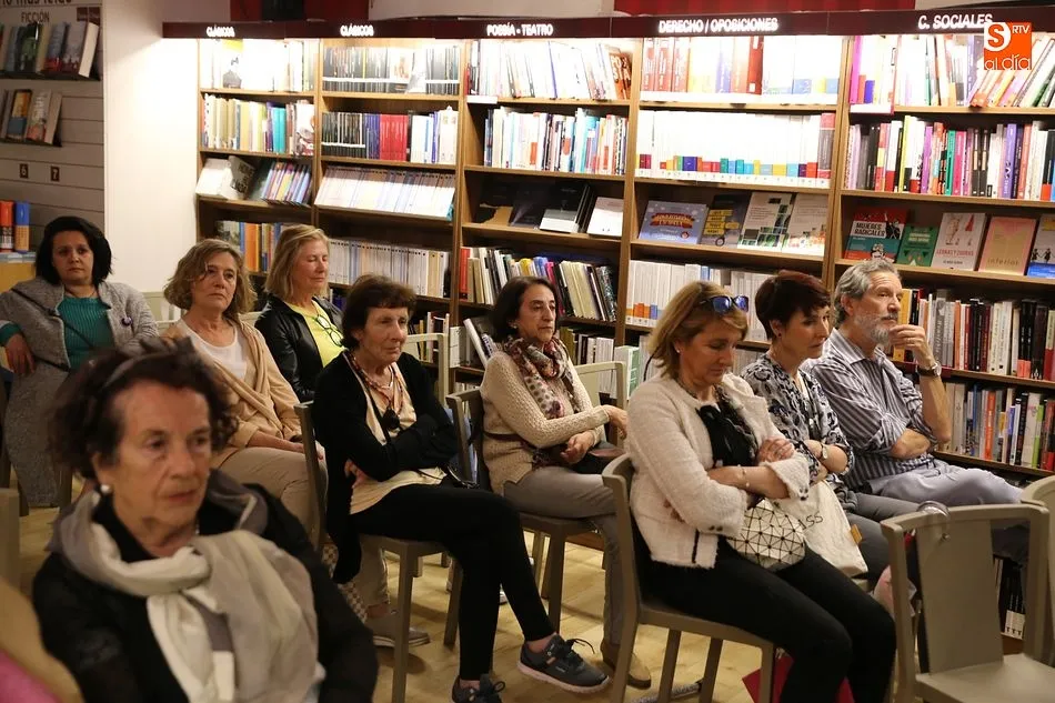 Foto 4 - Elena Moreno Scheredre presenta su nuevo libro &lsquo;Devu&eacute;lveme la luna&rsquo; en la librer&iacute;a Santos...