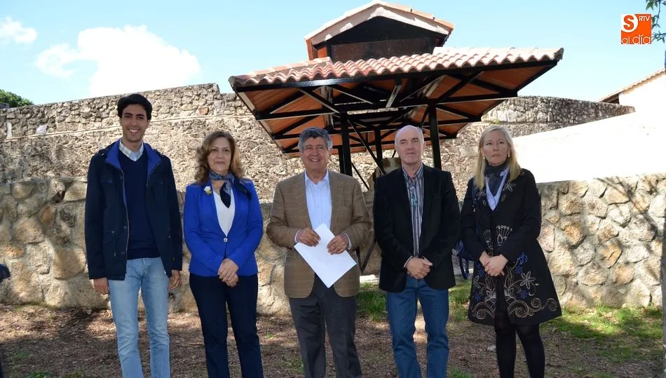 Zona de barbacoas en la trasera de la Plaza de Toros de El Castañar
