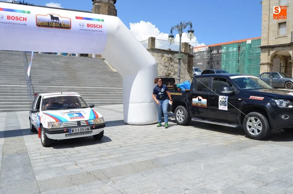 Foto 6 - Unos 25 coches cl&aacute;sicos han parado en B&eacute;jar en el 1&ordm; Spain Classic Rally  