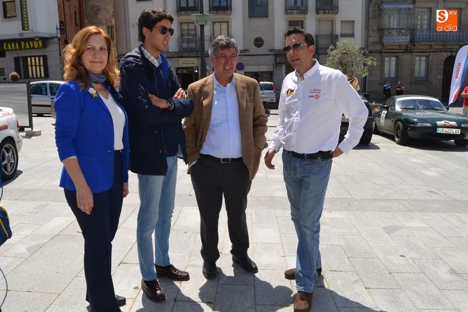 Foto 4 - Unos 25 coches cl&aacute;sicos han parado en B&eacute;jar en el 1&ordm; Spain Classic Rally  