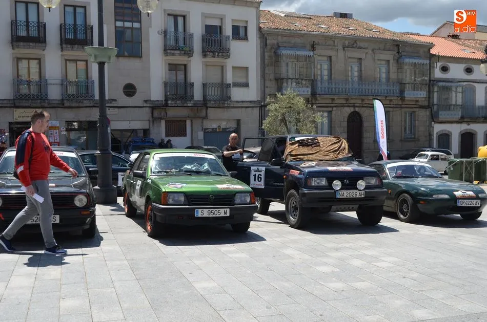 Foto 3 - Unos 25 coches cl&aacute;sicos han parado en B&eacute;jar en el 1&ordm; Spain Classic Rally  