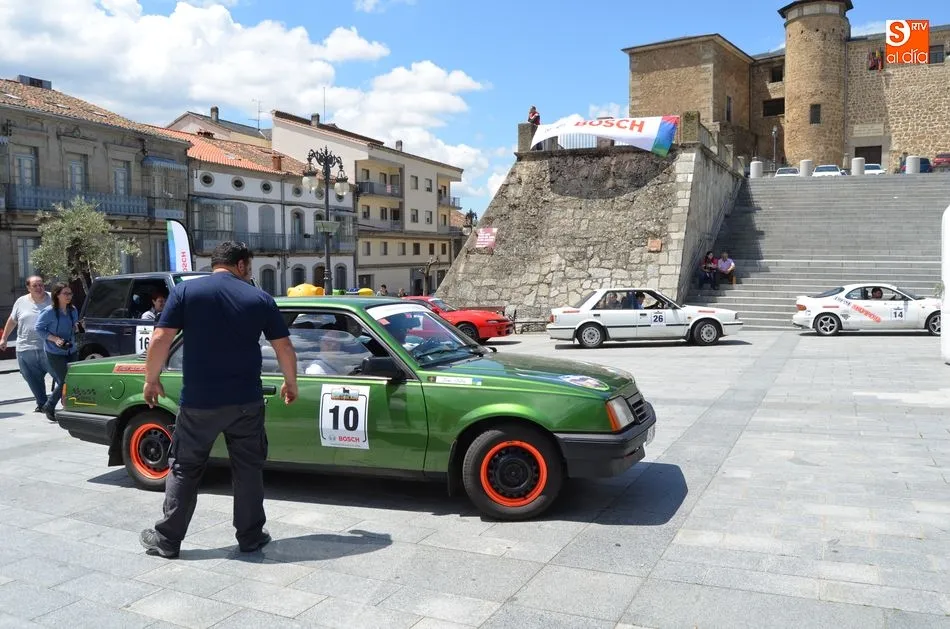 Foto 2 - Unos 25 coches cl&aacute;sicos han parado en B&eacute;jar en el 1&ordm; Spain Classic Rally  
