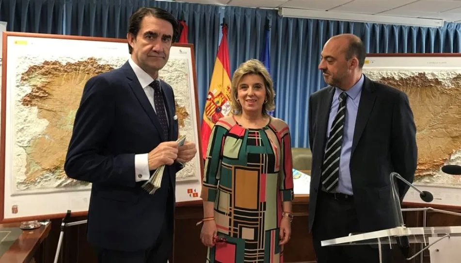 El consejero de Fomento, Juan Carlos Suárez-Quiñones, y la delegada del Gobierno en Castilla y León, María José Salgueiro, junto al subdirector general de Geodesia y Cartografía del Instituto Geográfico Nacional (IGN), Francisco Javier González Matesanz