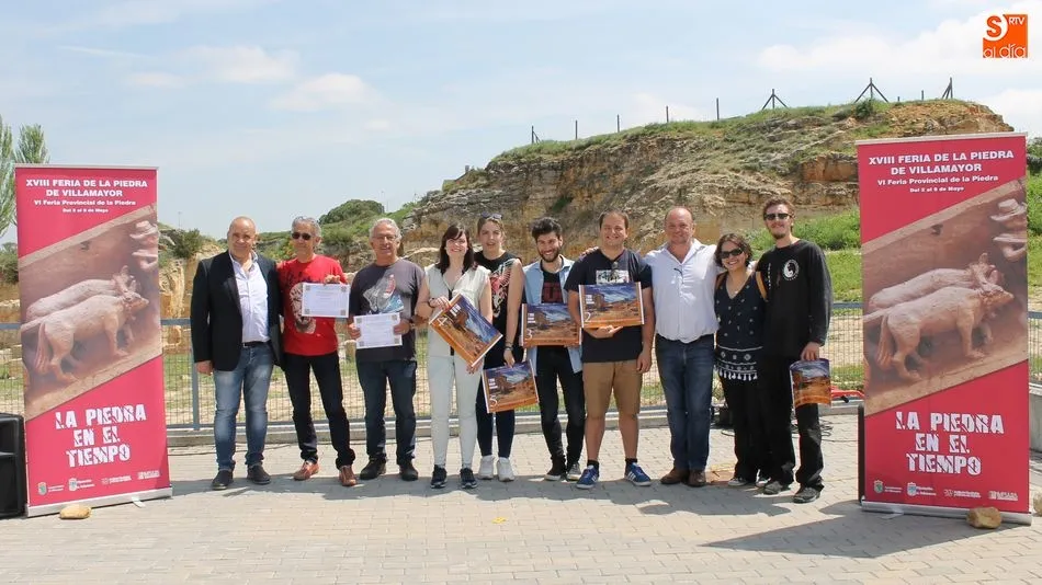 Autoridades y premiados posan en el Hábitat Minero en la clausura de la Feria de la Piedra