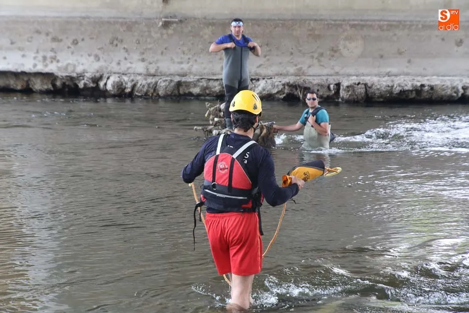 Foto 8 - Espectacular rescate de dos pescadores en el r&iacute;o Tormes