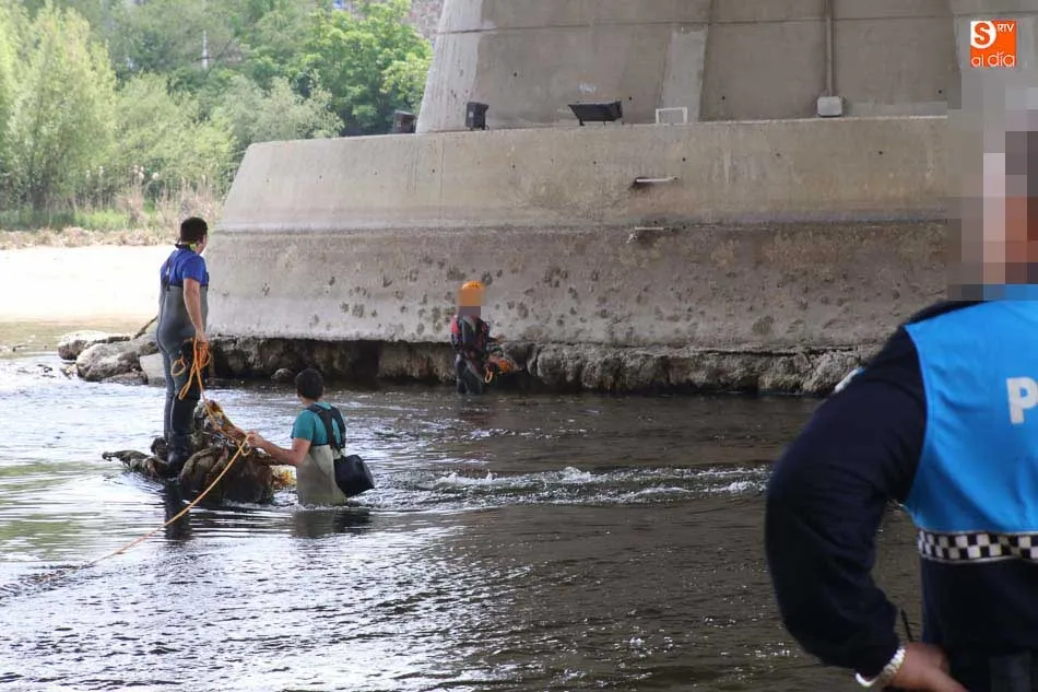 Foto 7 - Espectacular rescate de dos pescadores en el r&iacute;o Tormes