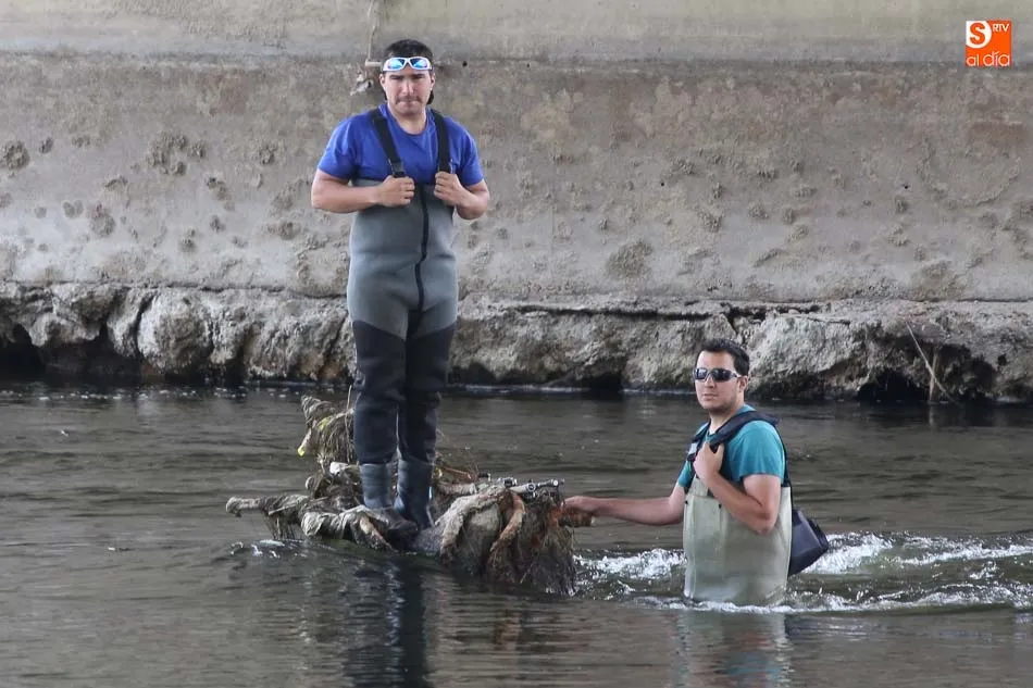 Foto 6 - Espectacular rescate de dos pescadores en el r&iacute;o Tormes