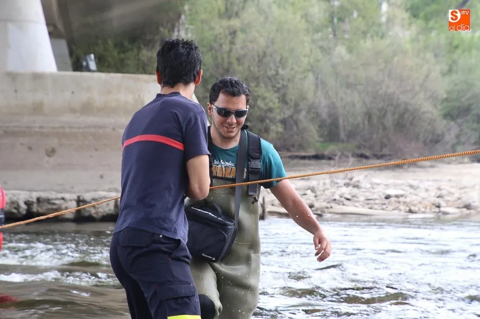 Foto 5 - Espectacular rescate de dos pescadores en el r&iacute;o Tormes