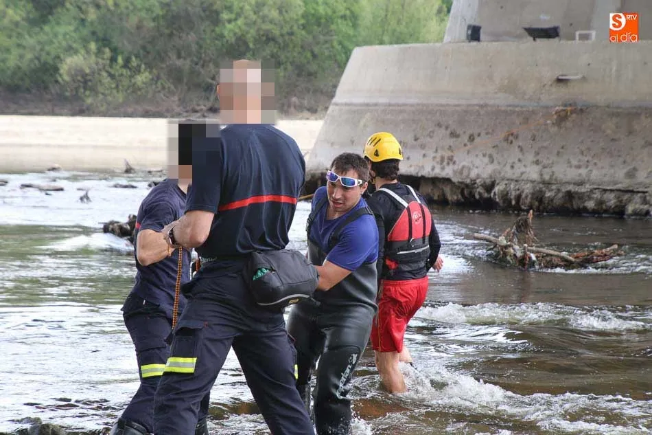Foto 4 - Espectacular rescate de dos pescadores en el r&iacute;o Tormes