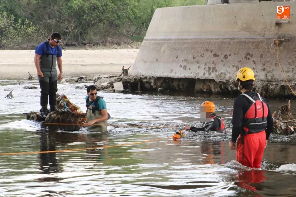 Foto 3 - Espectacular rescate de dos pescadores en el r&iacute;o Tormes