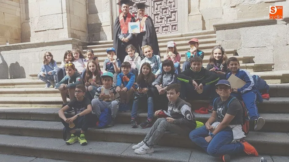 Los alumnos del San Blas, en las escaleras de la Universidad Pontificia